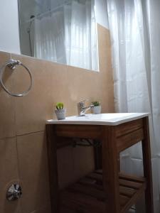 y baño con lavabo y espejo. en Hotel Lobo de Mar - Las Heras en Mar del Plata