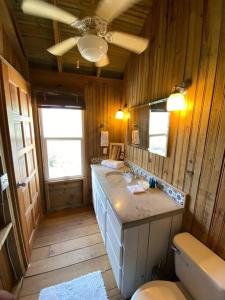 uma casa de banho com um lavatório, um WC e um tecto em Ocean Breeze Villa Rentals em Oak Ridge