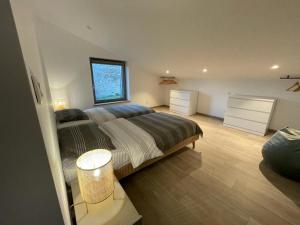 Un dormitorio con una cama grande y una ventana en Attractive holiday home in Wallonie with garden en Gros-Fays