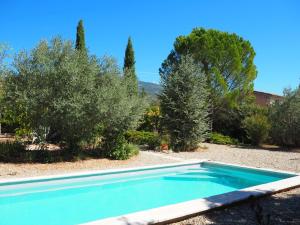 basen w ogrodzie z drzewami i krzewami w obiekcie Holiday home with outdoor pool, Bédoin w mieście Bédoin
