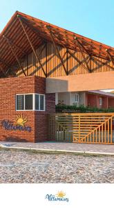 um edifício de tijolos vermelhos com telhado de metal em Casa na praia com piscina em Luís Correia