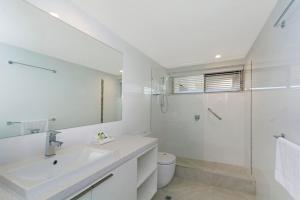 A bathroom at Costa Nova Holiday Apartments