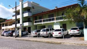 a group of cars parked in front of a building at Residencial Elpidio in Bombinhas