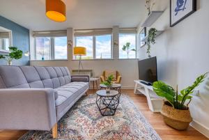 sala de estar con sofá y TV en Stylish 2 bed flat in Basingstoke By 20Property Stays Short Lets & Serviced Accommodation en Basingstoke
