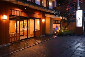 Un edificio con un albero di Natale davanti di Nikko Tokinoyuu a Nikko