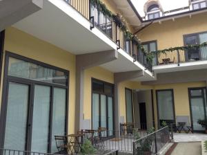 apartamentowiec ze stołami na patio i balkonami w obiekcie Loft Regio Parco w Turynie