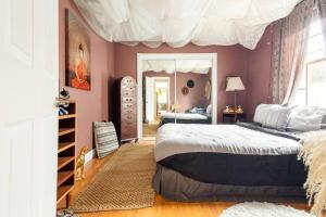 - une chambre avec 2 lits et un mur violet dans l'établissement The Cozy Villa-private parking, à Miami