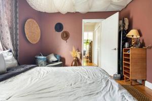 1 dormitorio con cama y pared púrpura en The Cozy Villa-private parking en Miami