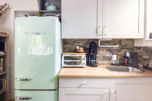 a kitchen with an old refrigerator and a microwave at The Cozy Villa-private parking in Miami