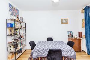 een eetkamer met een tafel en stoelen bij Charming 51m In Aubervilliers in Aubervilliers