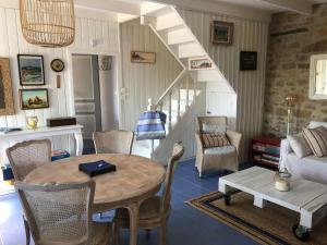 Posedenie v ubytovaní Holiday Home in Terenez by the Lively Port