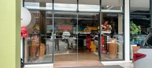 uma janela frontal de uma loja em Roxy Hotel Sri Aman em Simanggang