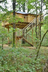 a tree house in the middle of the woods at Village Vacances - DéfiPlanet' in Dienné