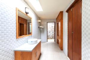 un bagno con lavandino e specchio di Bali Jungle Resort a Tegalalang