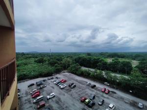 eine Luftansicht eines Parkplatzes mit Autos in der Unterkunft Buluh Inn @ Gold Coast Morib in Banting