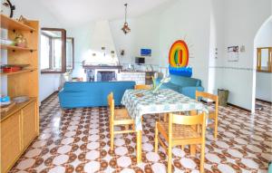 cocina y sala de estar con mesa y sillas en Gorgeous Home In Carano With Kitchen, en Carano