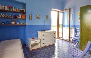 Habitación azul con vestidor y silla en Gorgeous Home In Carano With Kitchen, en Carano