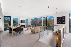 sala de estar con mesa y comedor en Luxury Lake View Retreat with Hot Tub en Queenstown