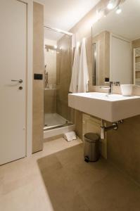 uma casa de banho com um lavatório e um chuveiro em Pietranera Apartments em Catânia