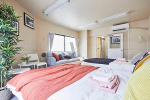 Rúm í herbergi á TORA HOTEL Tokyo-kitaueno 寅ホテル北上野