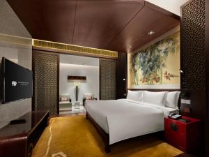 Postel nebo postele na pokoji v ubytování Banyan Tree Hangzhou