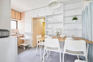 Eldhús eða eldhúskrókur á TORA HOTEL Tokyo-kitaueno 寅ホテル北上野