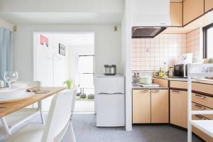 Eldhús eða eldhúskrókur á TORA HOTEL Tokyo-kitaueno 寅ホテル北上野