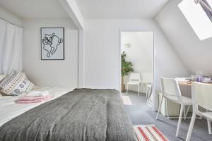 Rúm í herbergi á TORA HOTEL Tokyo-kitaueno 寅ホテル北上野