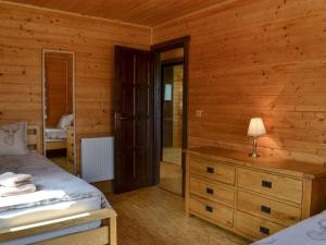 Dartmoor - Uk12537 في Witheridge: غرفة نوم مع سرير ومكتب مع مصباح