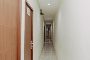 einen Flur mit Tür und Zimmer in der Unterkunft DS Colive 34 in Semarang