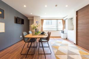 a kitchen and dining room with a table and chairs at TORA HOTEL Tokyo-Rikugienn 寅ホテル 六義園 C in Tokyo