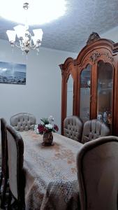 une salle à manger avec une table et un lustre dans l'établissement Star House City Stars, au Caire