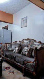 - un canapé en cuir dans le salon dans l'établissement Star House City Stars, au Caire