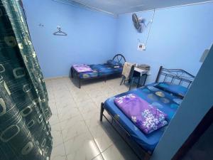 Postel nebo postele na pokoji v ubytování Ikhlas Roomstay