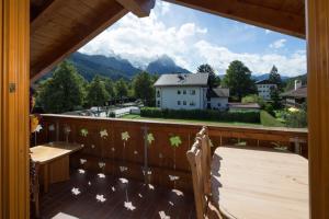 a balcony with a table and chairs and mountains at Golden GaPa Penthouse 1 in Garmisch-Partenkirchen