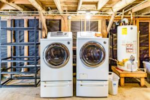 2 lave-linge et un lave-linge/sèche-linge dans un garage dans l'établissement Soleil House - Unit C, à Galveston