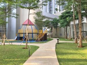 een speeltuin in een park met een tuinhuisje bij Cozy 3BR Suite at TA Residence in Jakarta