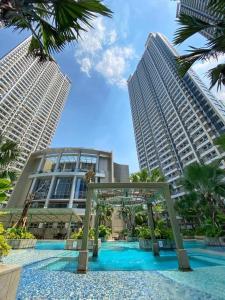 uitzicht op twee hoge gebouwen in een stad bij Cozy 3BR Suite at TA Residence in Jakarta