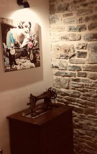 een naaimachine op een houten tafel naast een stenen muur bij CASA PESCA VERA in Senegüé