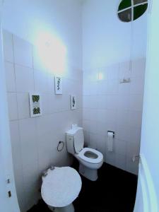W pokoju znajduje się łazienka z białą toaletą. w obiekcie Hostel B&B Tandil w mieście Tandil