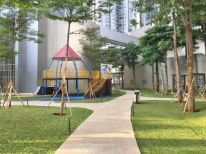 - une aire de jeux dans un parc avec un kiosque dans l'établissement Comfy 3 BR at Taman Anggrek, à Jakarta