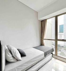 Tempat tidur dalam kamar di Comfy 3 BR at TA Residence