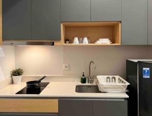 Virtuvė arba virtuvėlė apgyvendinimo įstaigoje Comfy 3 BR at TA Residence