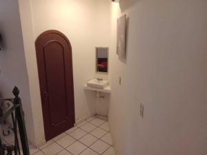 a bathroom with a sink and a mirror at Departamentos cerca del malecón, a unos pasos del estadio de Béisbol in Mazatlán