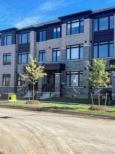 Fotografie z fotogalerie ubytování NEWLY BUILT LUXURIOUS 3BRM TOWN HS/AIRPORT/PARKING v destinaci Brampton