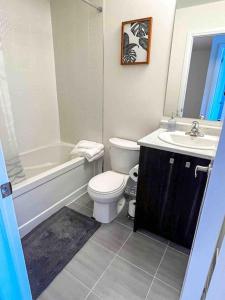 Fotografie z fotogalerie ubytování NEWLY BUILT LUXURIOUS 3BRM TOWN HS/AIRPORT/PARKING v destinaci Brampton