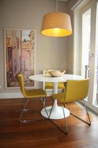 ポルトにあるToctoc Yellowのダイニングルーム(白いテーブル、黄色の椅子付)
