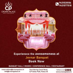 um anúncio para um salão de banquetes com cadeiras cor-de-rosa em Hotel Crown Palace em Patna