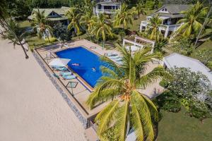 una vista aerea di una casa con piscina di Villa Nirvana - Beachfront Tropical Chic 4BR Haven in Cape Panwa, Phuket a Ban Ao Makham