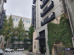 a building with ivy on the side of it at Newmond Hotel in Seoul